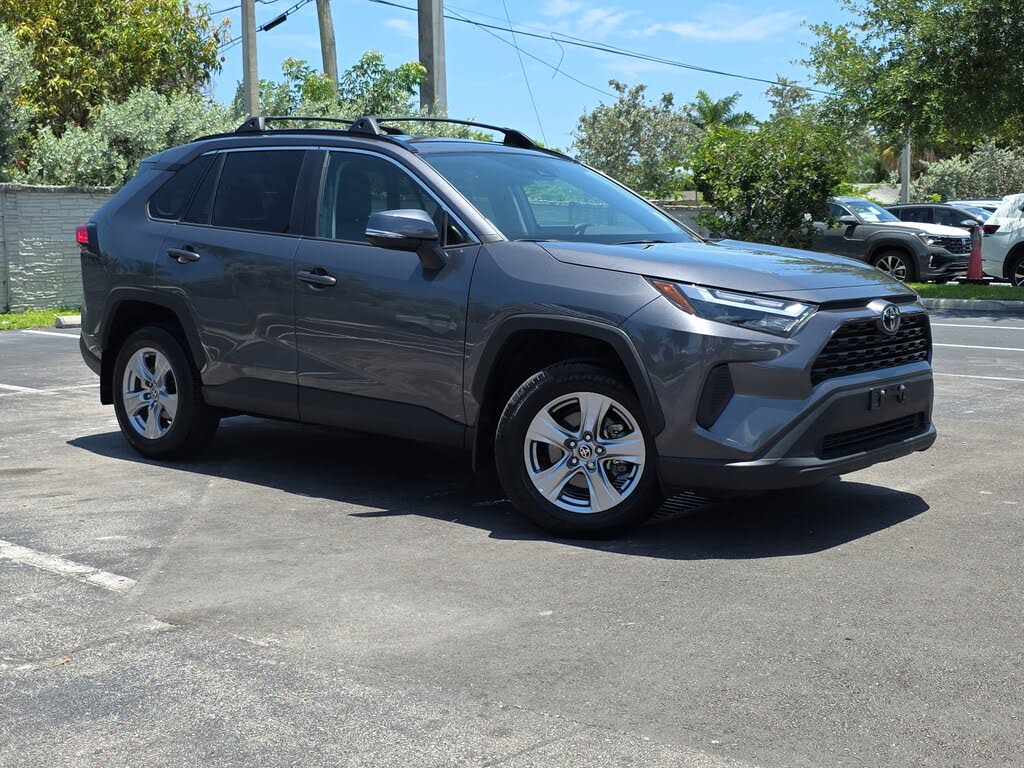 
								2022 Toyota RAV4 XLE FWD full									