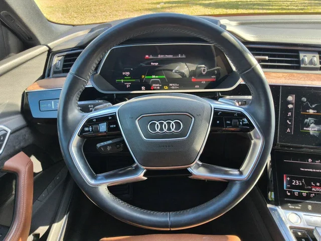
								2019 Audi e-tron Prestige quattro AWD full									