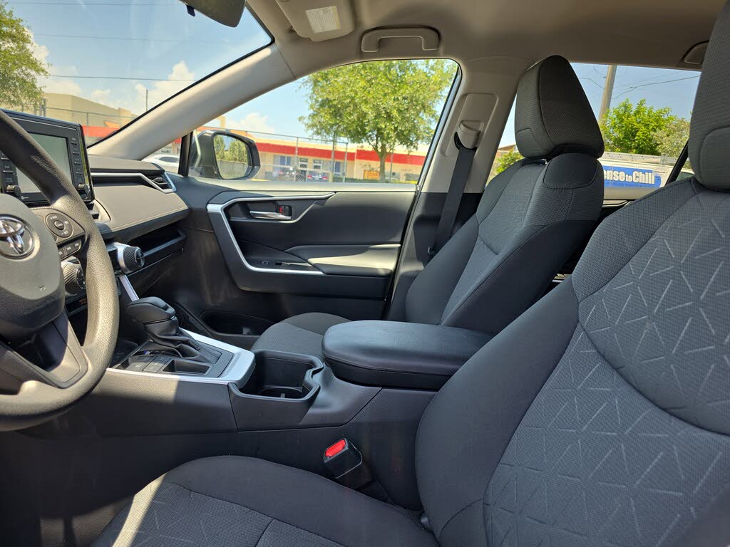 
								2022 Toyota RAV4 XLE FWD full									
