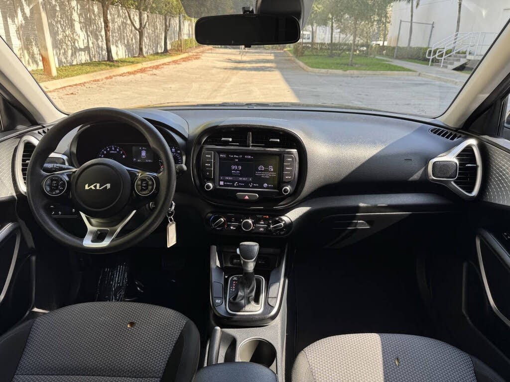 
								2022 Kia Soul LX FWD full									