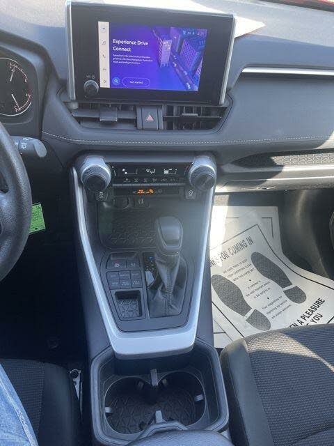 
								2024 Toyota RAV4 LE AWD full									