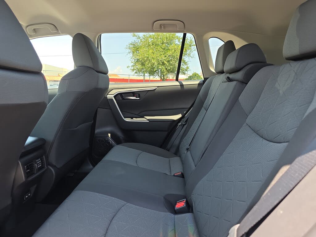 
								2022 Toyota RAV4 XLE FWD full									