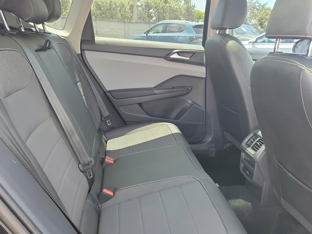 
								2023 Volkswagen Taos SE FWD full									