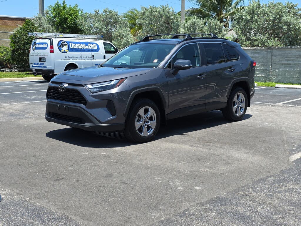
								2022 Toyota RAV4 XLE FWD full									