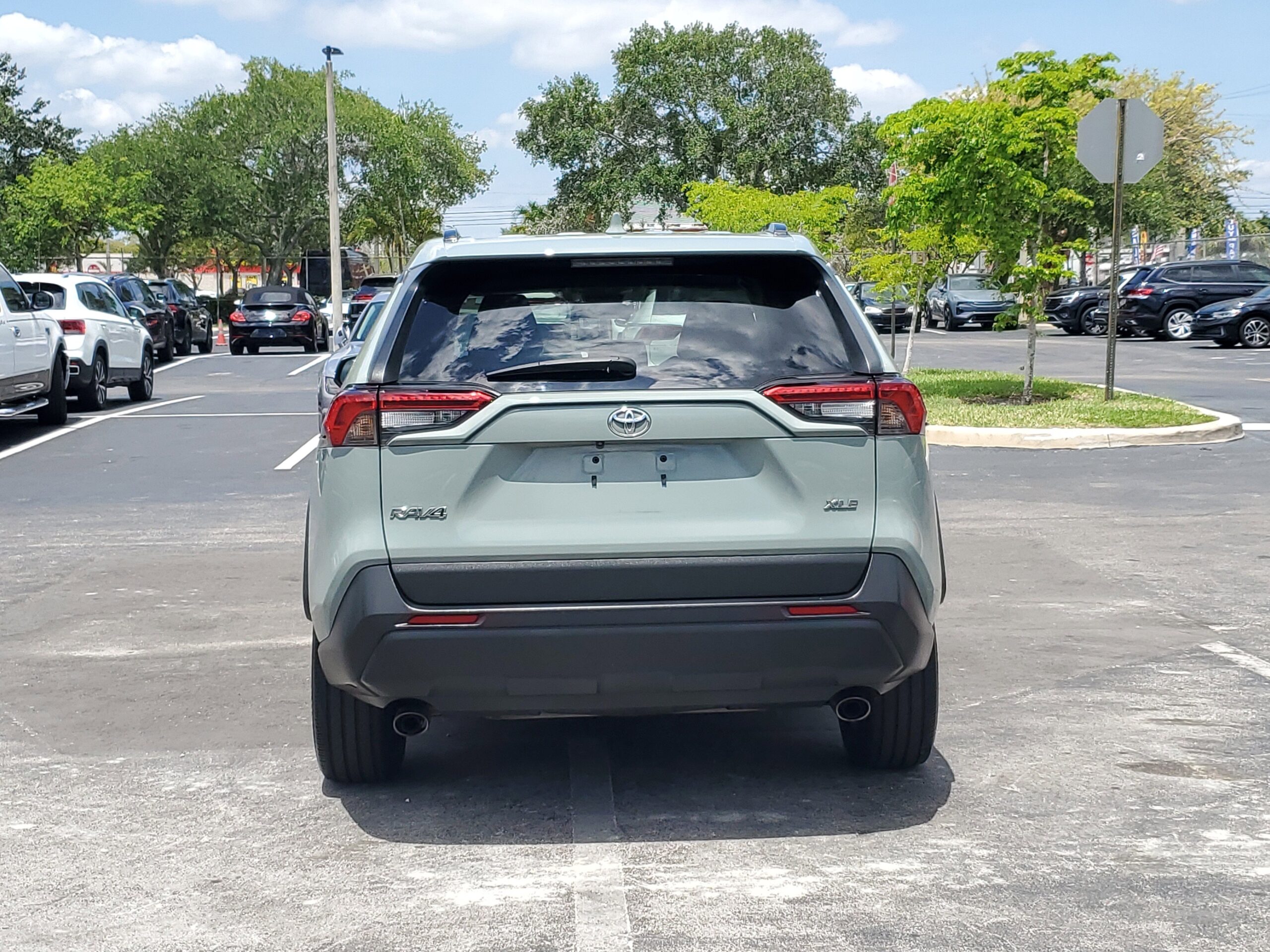 
								2022 Toyota RAV4 XLE – full									