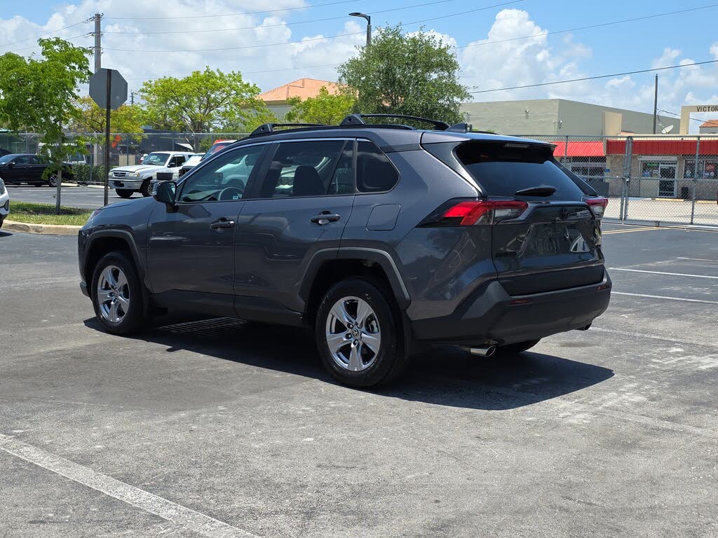 
								2022 Toyota RAV4 XLE FWD full									
