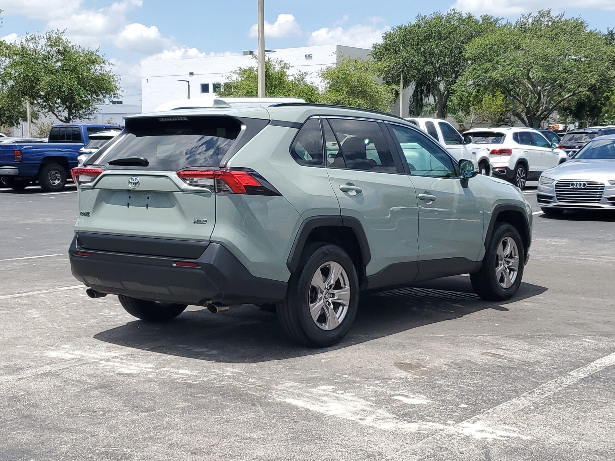 
								2022 Toyota RAV4 XLE – full									
