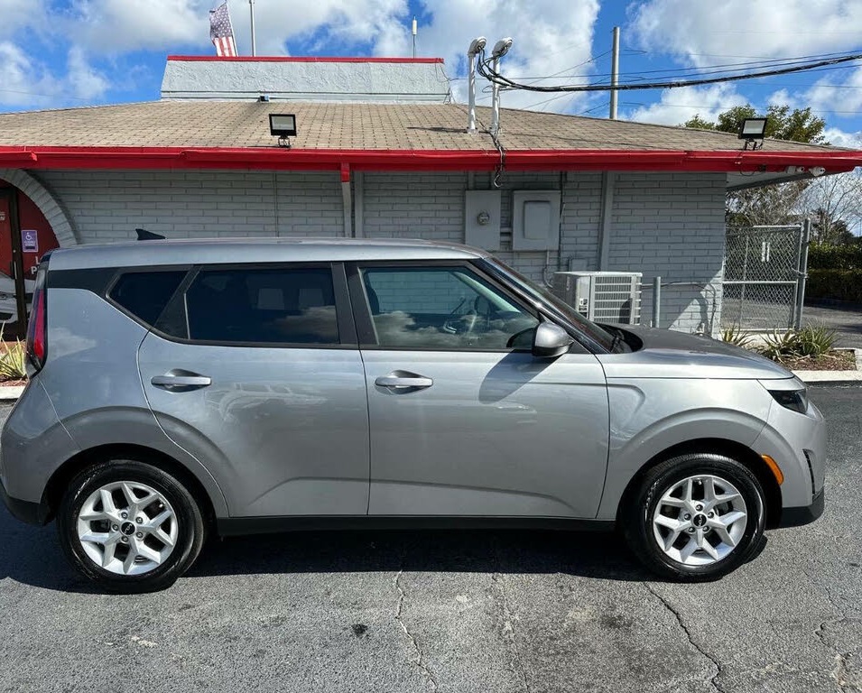 
								2024 Kia Soul LX FWD full									