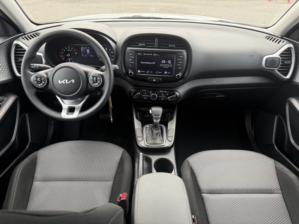 
								2022 Kia Soul LX FWD full									