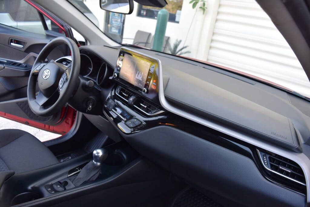 
								2020 Toyota C-HR LE FWD full									