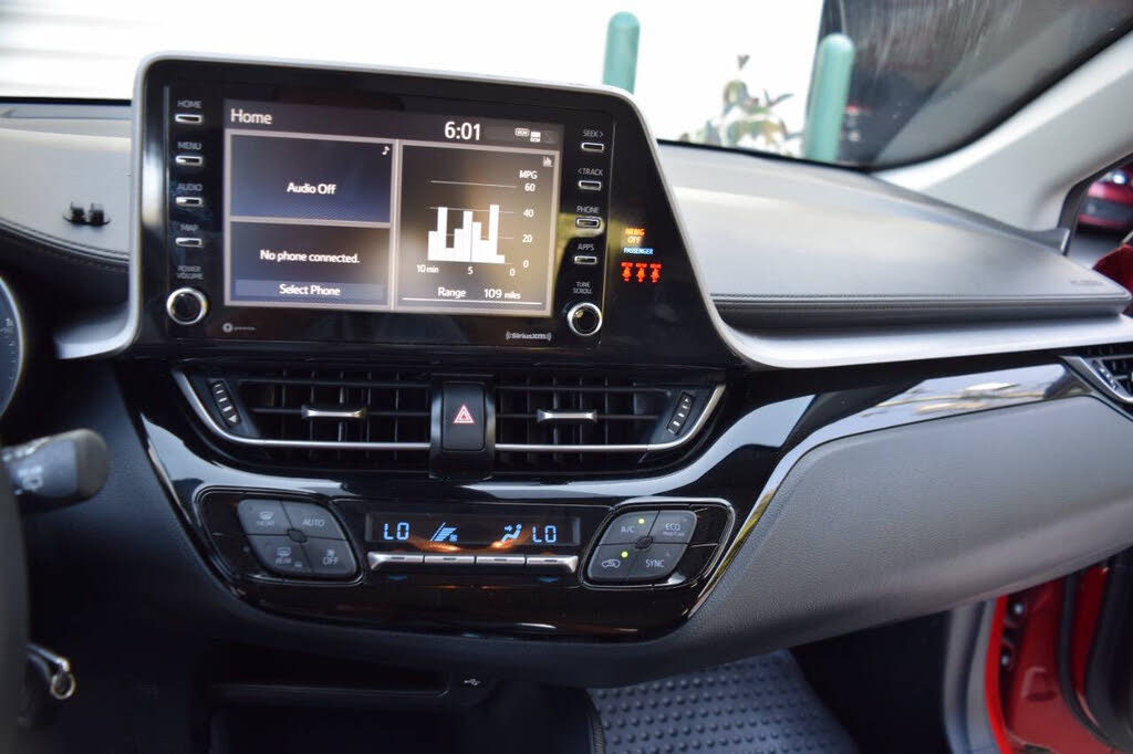 
								2020 Toyota C-HR LE FWD full									