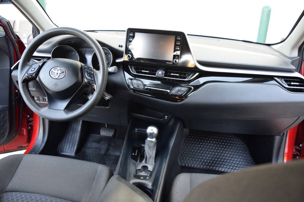 
								2020 Toyota C-HR LE FWD full									