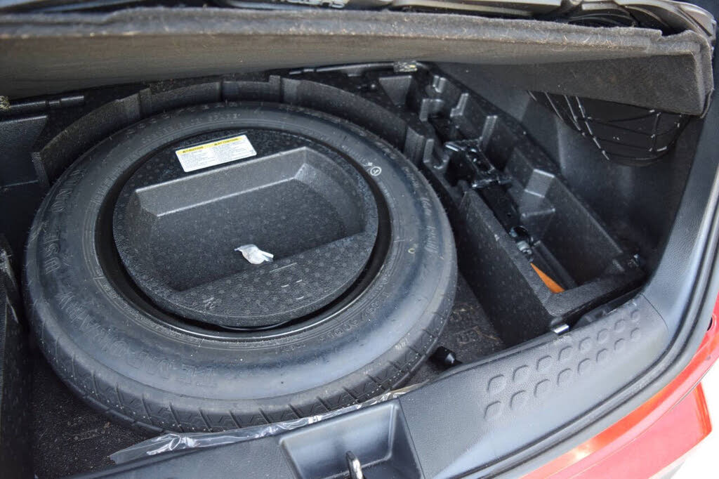 
								2020 Toyota C-HR LE FWD full									