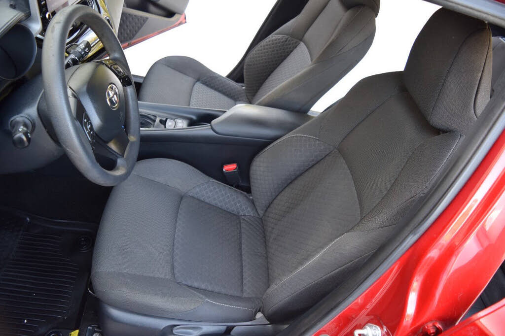 
								2020 Toyota C-HR LE FWD full									